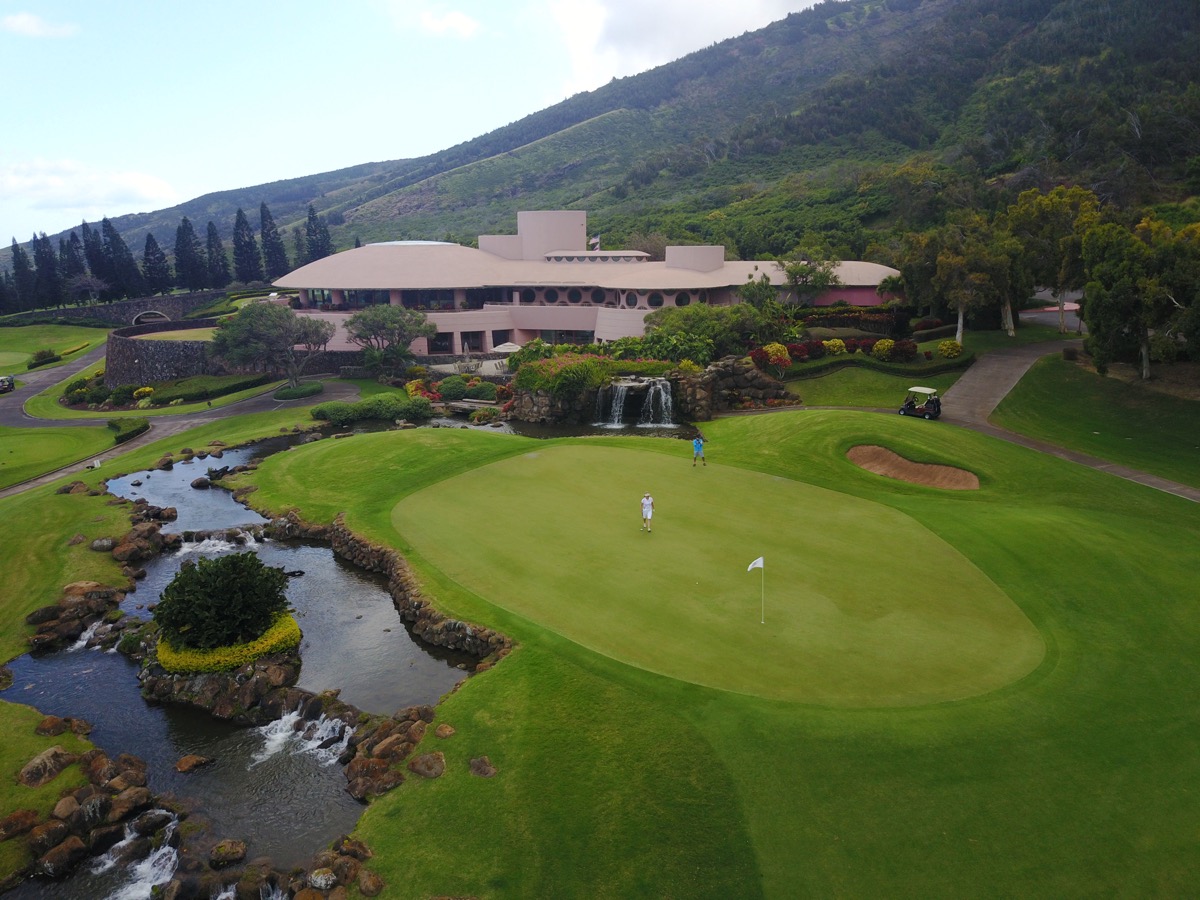 The King Kamehameha GC- 18th green & clubhouse
