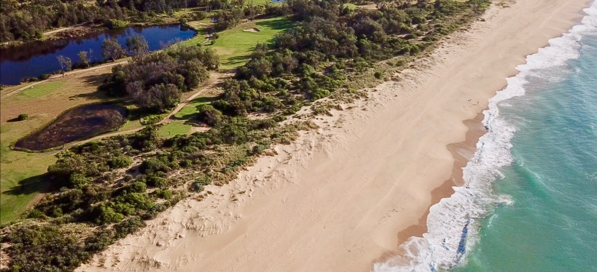Lakes Entrance GC- hole 6 by the beach