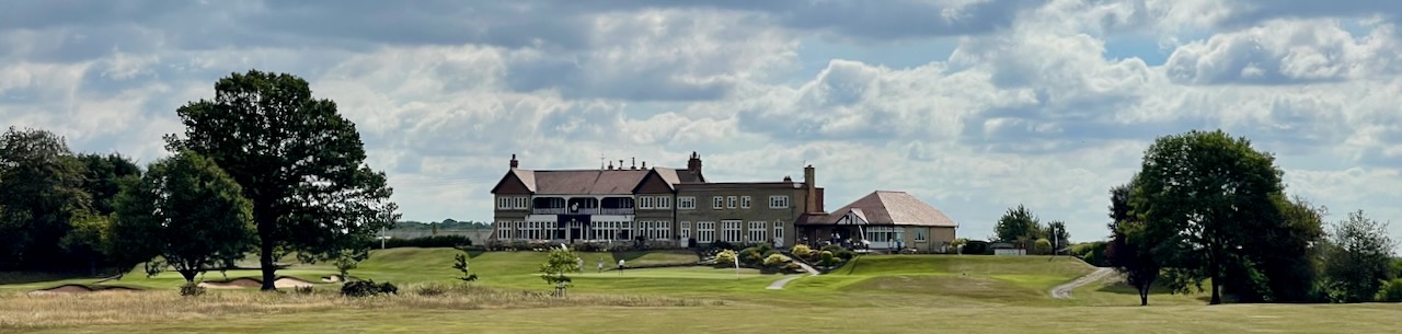 Lindrick clubhouse & 18th green