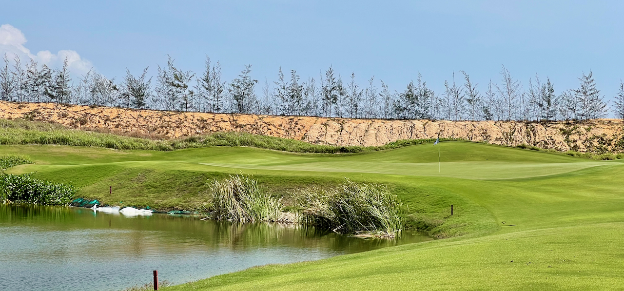 KN Golf Links, Cam Ranh- hole 5 approach